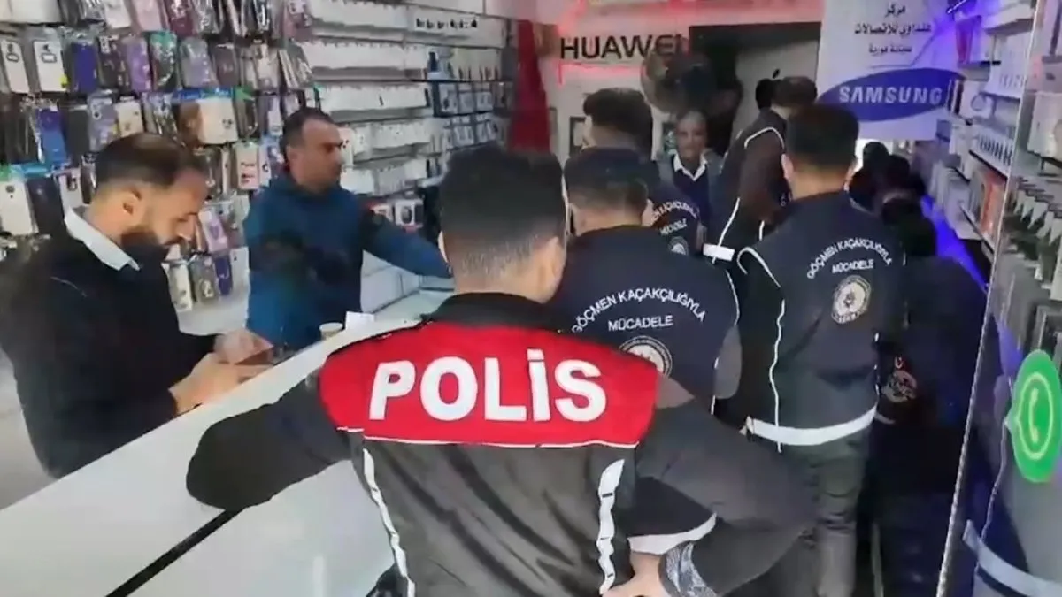 Göçmen kaçakçılarına büyük darbe: 51 göçmen kaçakçısı yakalandı