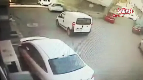 İstanbul Üsküdar'da kontrolden çıkan aracın yaşlı kadını duvara sıkıştırdığı feci kazanın görüntüleri ortaya çıktı!