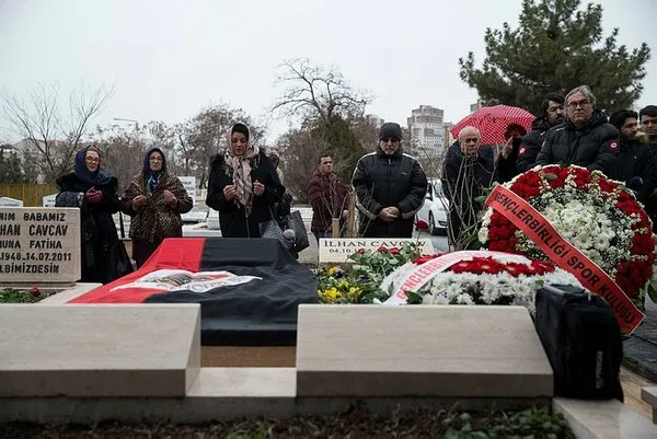 İlhan Cavcav'ın mezarı başında duygusal anlar