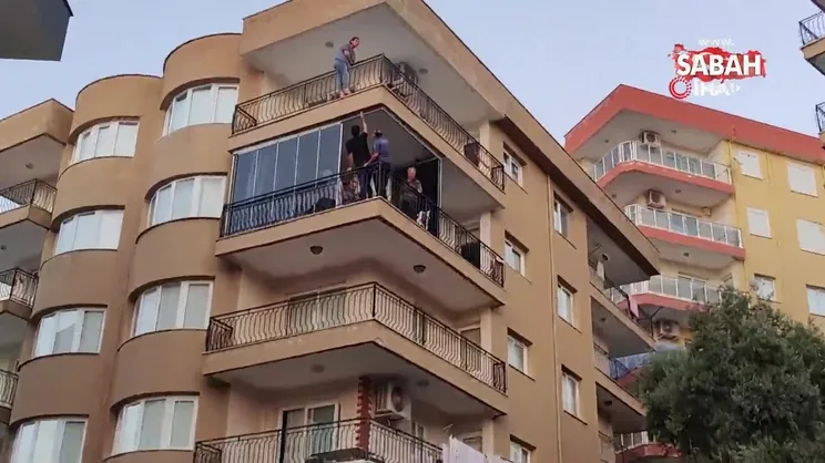 Evin tapusu üzerine yapılmayınca balkondan atlamak istedi, o anlar kamerada | Video