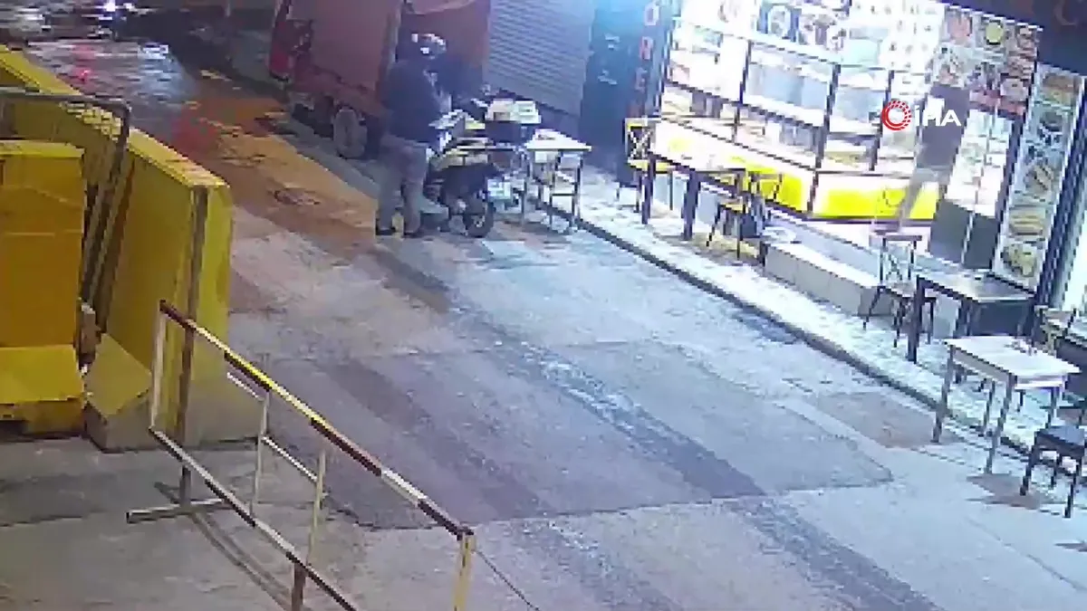 İstanbul Beyoğlu’nda sandalyede asılı olan çantayı böyle çaldı | Video videosunu izle İstanbul Beyoğlu’nda sandalyede asılı olan çantayı böyle çaldı | Video videosunu izle