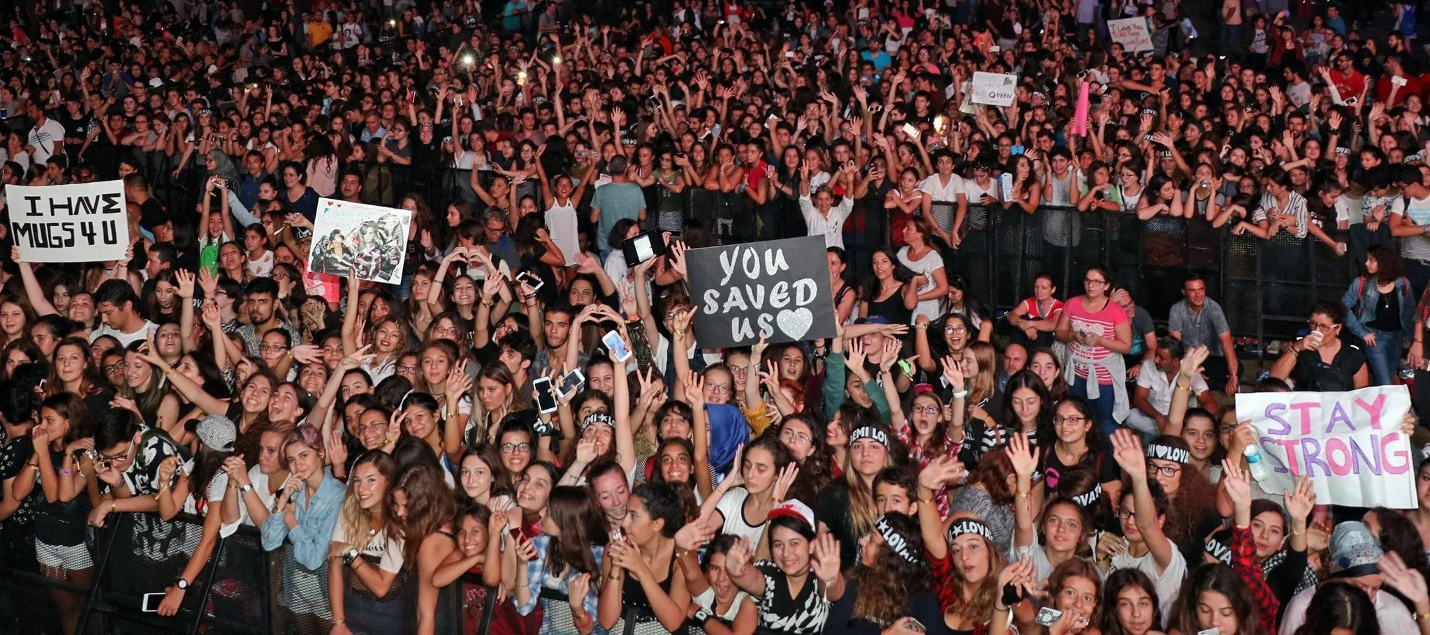 demi lovato turkiye de olmak cok