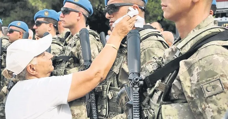 Devlet-millet el ele destanı kutluyor