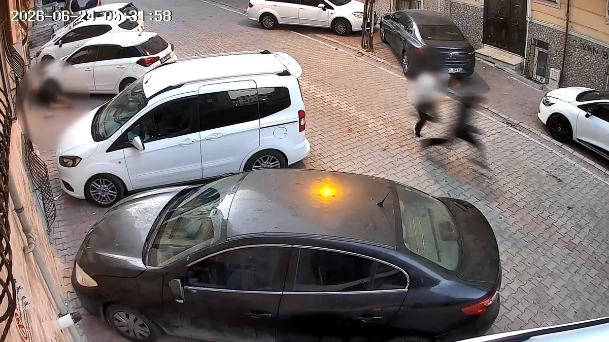 Esenyurt'ta silahlı saldırı sonucu hayatını kaybeden kişinin aracının yanında polis incelemesi.