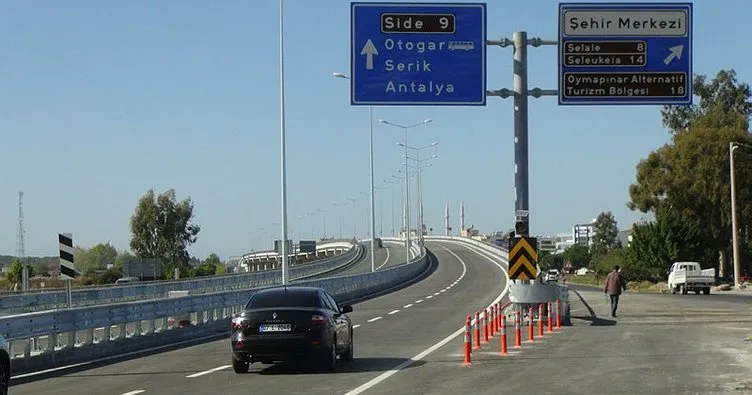Manavgat’ın ilk köprülü kavşağı araç trafiğine açıldı