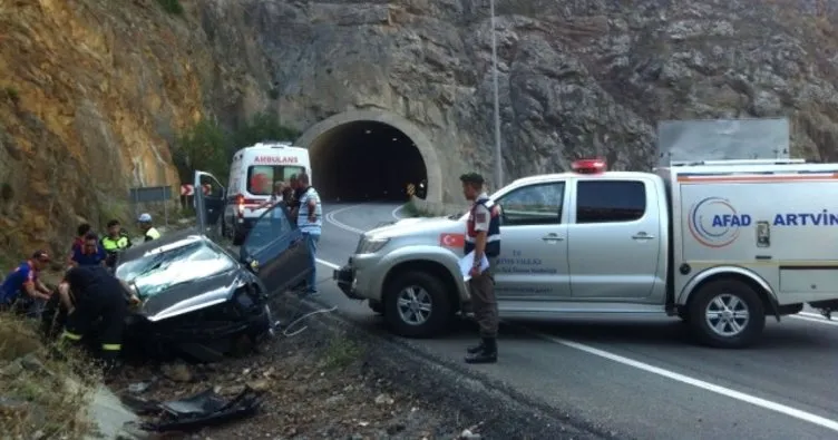 Artvin’de otomobilin üzerine kaya düştü: 3 ölü, 1 yaralı