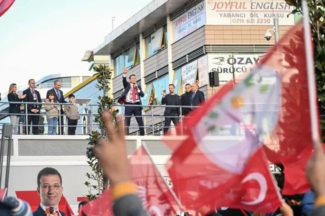 Elebaşı için pasta kesti, CHP'de ilk sırayı kaptı! DEM Parti İBB’de grup kuracak