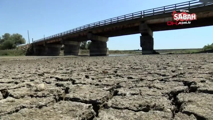 Büyükçekmece Gölü'nde sular çekildi, korkutan görüntüler... | Video