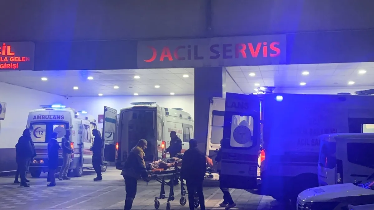 Malatya'da sokak ortasında dehşet: Bıçaklarla birbirlerine girdiler! 1'i ağır, 5 yaralı Malatya'da sokak ortasında dehşet: Bıçaklarla birbirlerine girdiler! 1'i ağır, 5 yaralı