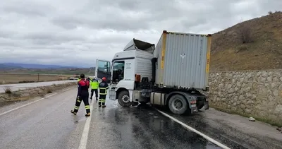 Resmi araç ile TIR çarpıştı: 4 yaralı