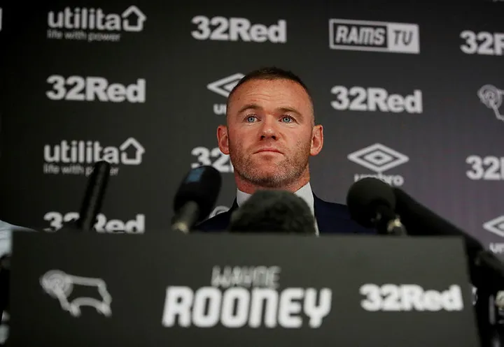 wayne-rooney-parti-fotograflari-icin-harekete-gecti-fotograflar-ceken-kizlarla-1627499218252.jpg