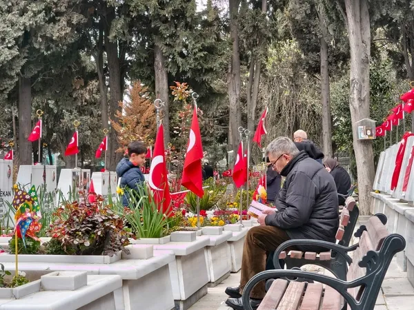 arefe-gunu-yurek-burkan-ziyaret-sehitler-unutulmadi-1773920724563.jpg