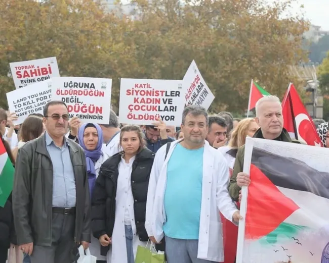 izmirde-doktorlar-israili-sessiz-yuruyusle-proteste-etti-1701627898721.jpg