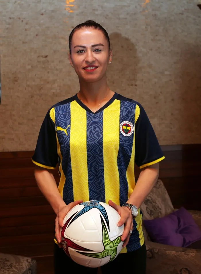 kadin-futbolu-fedakarliktir-8-mart-dunya-kadinlar-gunu-kutlu-olsun-1646723381903.jpg