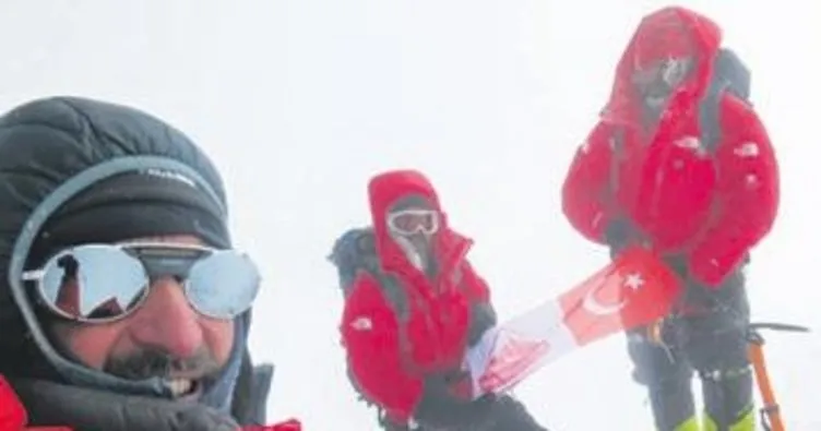 Dağcılar, 8 bin 58 metrede Türk bayrağını dalgalandırdı