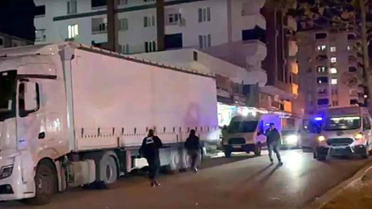 Gaziantep’te vicdanları sızlatan kaza: Anne öldü kızı ağır yaralandı! Çarpıp kaçan sürücü aranıyor Gaziantep’te vicdanları sızlatan kaza: Anne öldü kızı ağır yaralandı! Çarpıp kaçan sürücü aranıyor