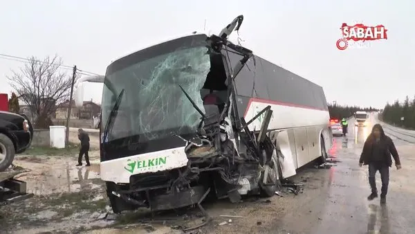 Eskişehir'de mahsur kalan sürücüye yardıma giden muhtarın traktörüne otobüs çarptı: 1 yaralı | Video