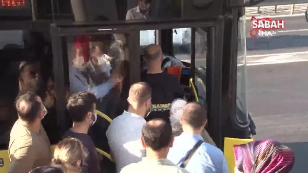İstanbul'da tıka basa dolan otobüsün kapısına sıkışmaktan son anda kurtulan kadın kamerada | Video