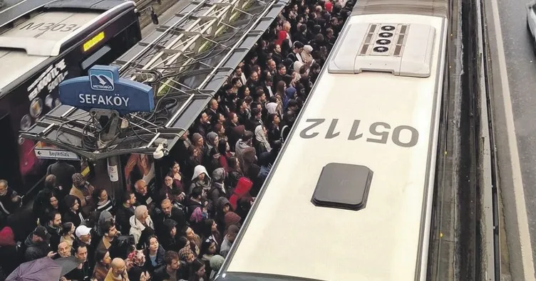 Metrobüs arızaları vatandaşı yolda bıraktı