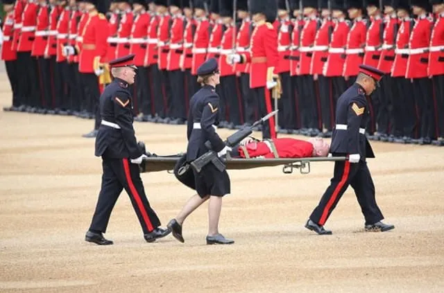 İngiliz asker Kraliçe 2. Elizabeth’in doğum günü kutlamalarında bayıldı