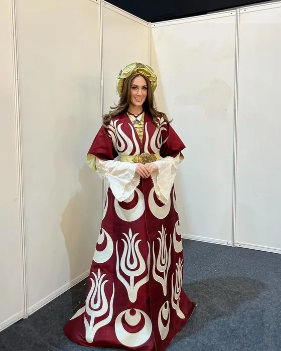 Miss Turkey 2024 Hindistan’ı salladı! İdil Bilgen’in Ay-Yıldızlı elbisesi olay yarattı