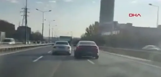 İstanbul’da akan trafikte akılalmaz görüntü! Camdan sarkıp araçtakilere dehşeti yaşattı