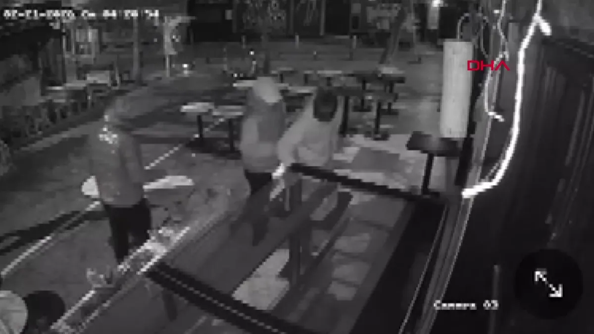 İstanbul Kadıköy’de kafe önüne bırakılan çilekleri tadına bakıp çaldılar | Video videosunu izle İstanbul Kadıköy’de kafe önüne bırakılan çilekleri tadına bakıp çaldılar | Video videosunu izle