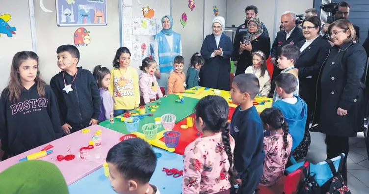 First Lady’den depremzedeye ziyaret