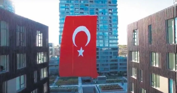 Yüksek evlere dev Türk bayrağı asıldı