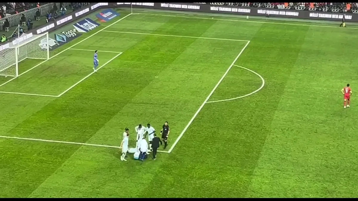 TIKLA İZLE | Fransa'da Kylian Mbappe sakatlandı!
