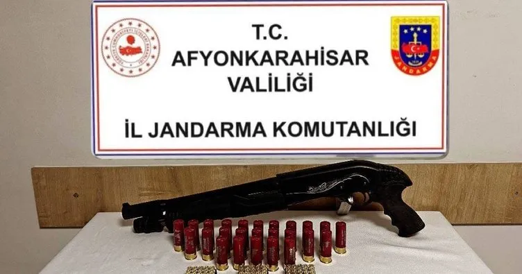 Şüpheli araçtan silah ve mermi çıktı