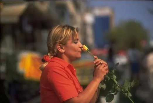 Şöhret basamakları onun için çok zordu... Şimdilerde güçlü sesiyle kulakların pasını siliyor! Ünlü sanatçıyı tanıyabildiniz mi?