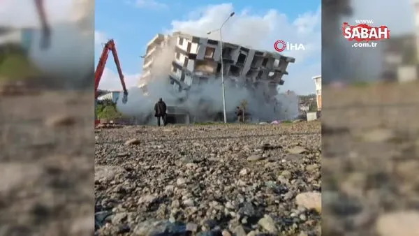 7 katlı bina bir anda yerle bir oldu: Yaşanan panik kamerada | Video