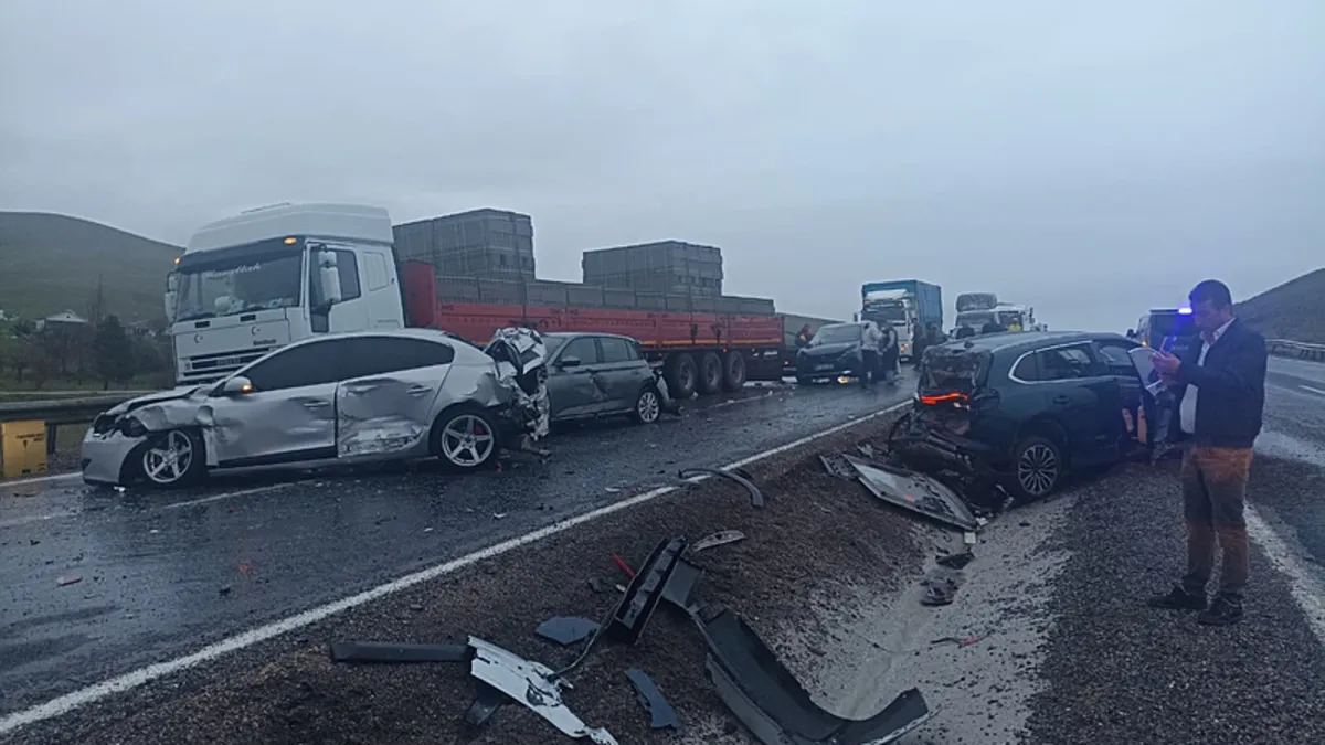Aksaray’da yolcu otobüsü kontrolden çıktı: 10 araca çarparak durabildi! Aksaray’da yolcu otobüsü kontrolden çıktı: 10 araca çarparak durabildi!