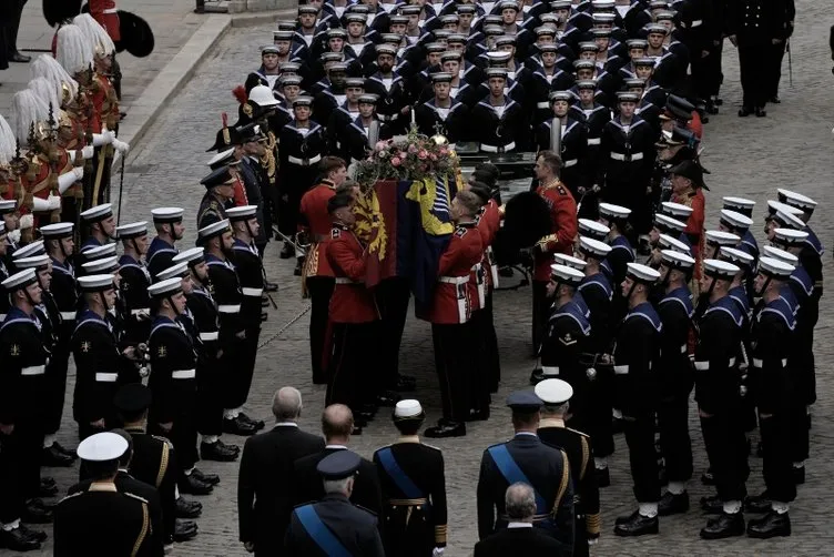 SON DAKİKA- Kraliçe Elizabeth'e son veda! Prens Philip'in yanına gömülecek...