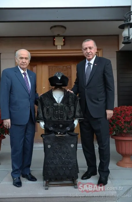 Bahçeli'den Başkan Erdoğan'a klasik otomobil sürprizi