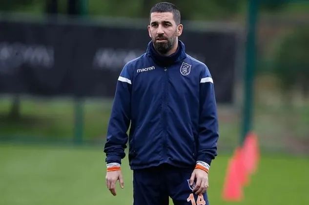 Arda Turan için kayak keyfi zamanı! Ailesiyle İsviçre’nin tozunu attı!