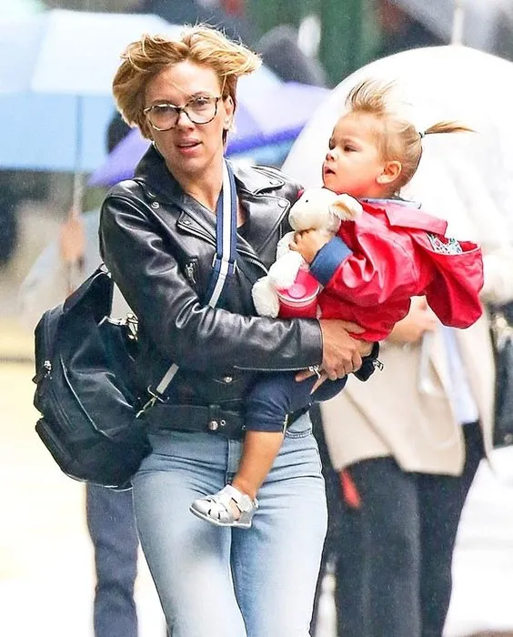 Scarlett Johansson’ın annelik halleri!