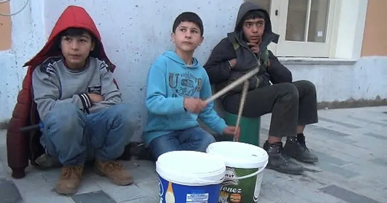 Taksim’de yoğurt kabıyla müzik yapan çocuğa vatandaşlardan yoğun ilgi