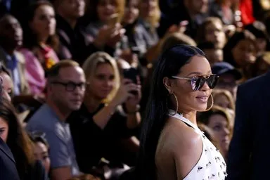 Rihanna, Paris'i kendine hayran bıraktı