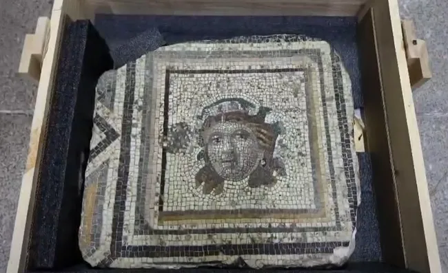 bakan-ersoydan-zeugma-mujdesi-cingene-kizi-mozaginin-kayip-paneli-yillar-sonra-yeniden-turkiyede-1779694551394.jpg