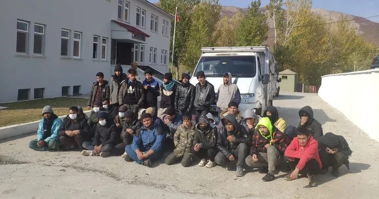 Bitlis’te kamyonetten 38 kaçak göçmen çıktı