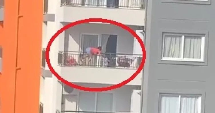 Adana’da dehşete düşüren görüntü: Balkon demirlerine çıkan annelerinin bacağına sarıldılar!