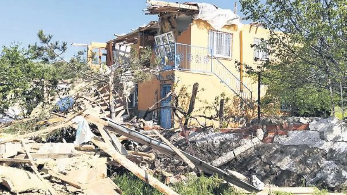 Çorum'da Hortum Hasara Yol Açtı: Çatılar Uçtu, Araçlar Hasarlı