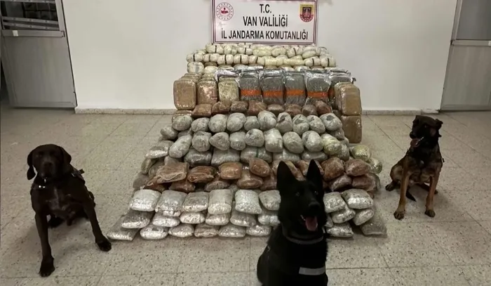 zehir-tacirlerine-gecit-yok-tir-ve-kumeste-324-kilo-uyusturucu-ele-gecirildi-1763363608116.jpg