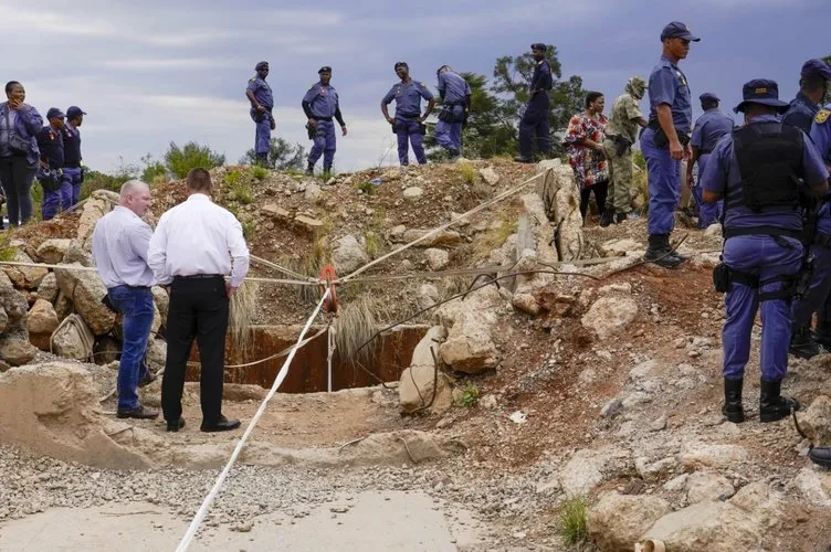 Güney Afrika madencileri ölüme terk etti! Korkunç görüntüler ortaya çıktı: Ceset yığınları her yerde