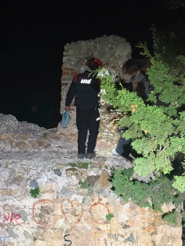 alanya-kalesi-surlarinda-mahsur-kalan-3-rus-turist-kurtarildi-1793043006136.jpg