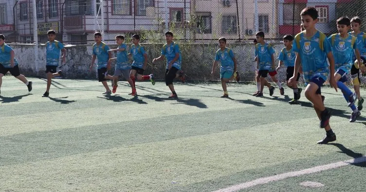 Çocuklar, Haliliye Belediyesi ile futbola yoğun ilgi gösteriyor