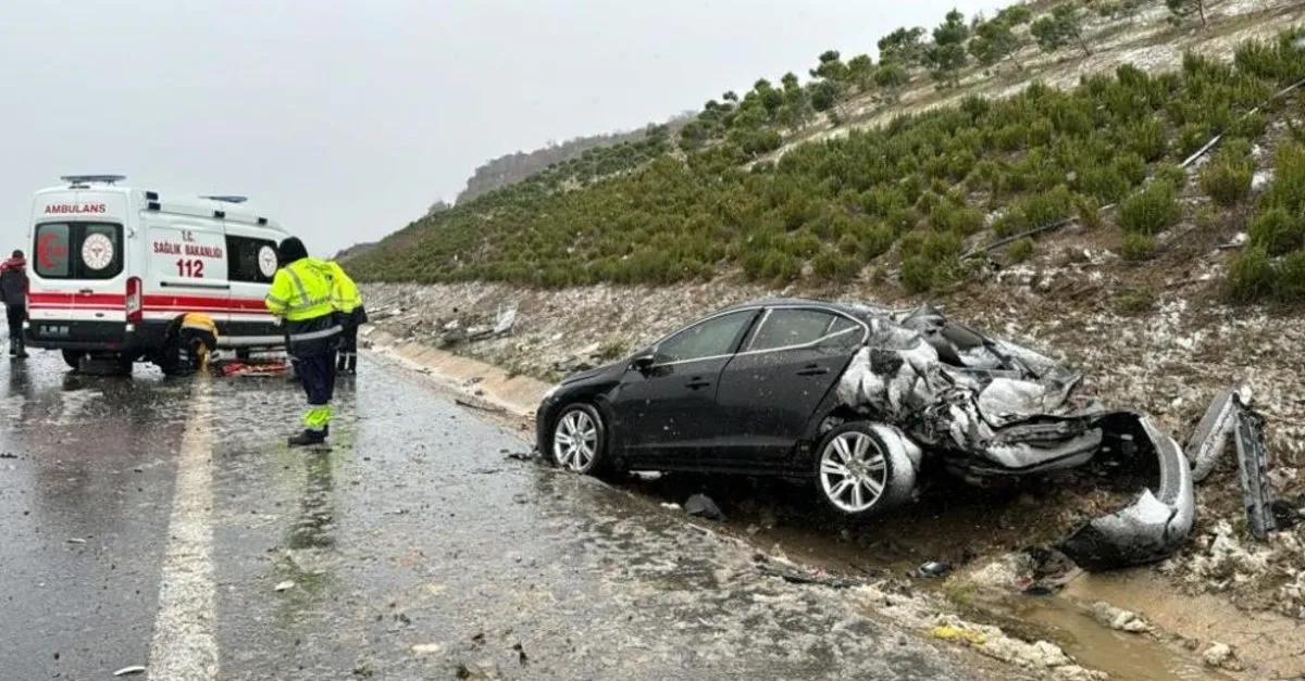 Balıkesir'de zincirleme trafik kazası! 1 ölü, 4 yaralı