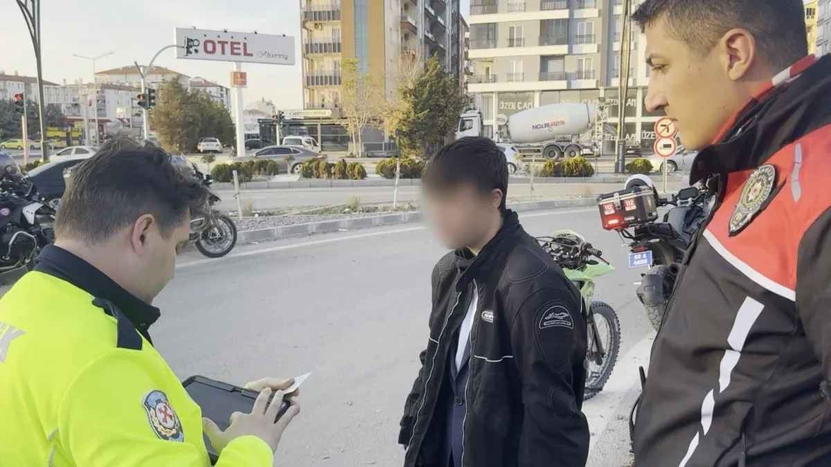 15 yaşındaki ehliyetsiz sürücüye 45 bin lira ceza! 15 yaşındaki ehliyetsiz sürücüye 45 bin lira ceza!